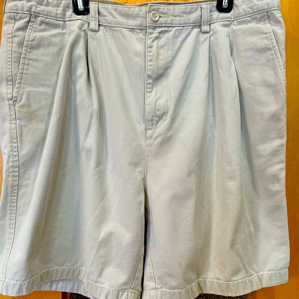 Men’s tan Gap Relaxed Fit shorts Size 42